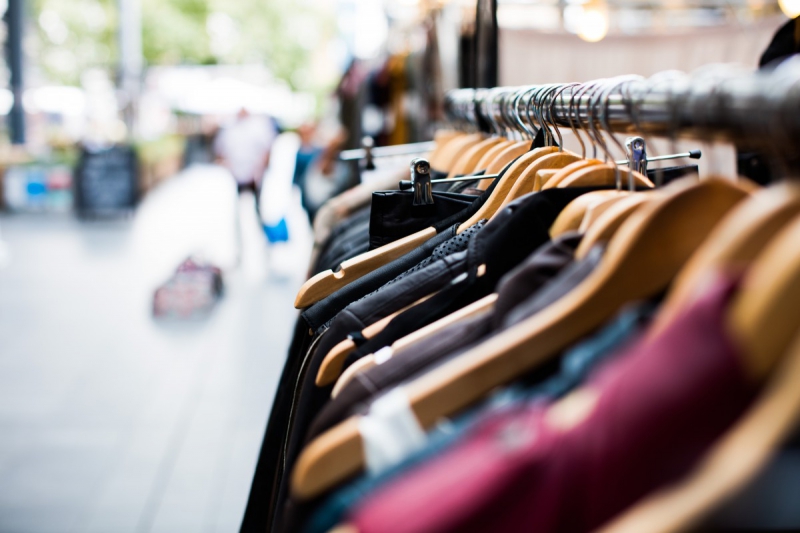 magasin-CAP D AIL-min_blur_close_up_focus_hanger_jacket_market_people_rack-1176303